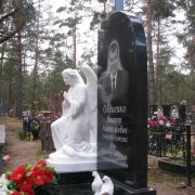 Детали памятника фото. Ангел из высокопрочного бетона для памятника; фото установленного ритуального комплекса. Стоимость под ключ установленного ритуального памятника со скульптурой ангела 66 тыс. грн.