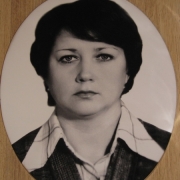 Фото женщины для памятника. Размер овала на памятник 30 х 40 см. Цена портрета в овале 1600 грн.