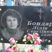 Гранитная ритуальная табличка; фото в размере 60 х 40 см. из чёрного габбро. Цена таблички из гранита 1650 грн. (с портретом и надписью, отверстиями, болтами и окрашенными стойками), под ключ.
