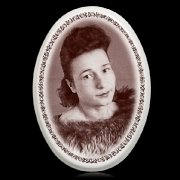 Медальон на памятник, цвет коричневый; размер 13 х 18 см., стоимость ритуального медальона 210 грн., гарантия 10 лет.