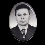 Овал на памятник, цвет чёрно белый; размер овала 13 х 18 см., цена 210 грн., гарантия на ритуальный овал 10 лет.