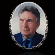 Цветной овал на керамике. Фото мужчины на памятнике, размер цветного медальона 24 х 30 см., цена цветного овала 1500 грн., срок изготовления 10 дней.