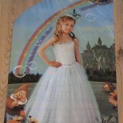 На фото медальон для памятника. Портрет в форме паруса на памятник. Ритуальный портрет девочки; размер таблички 40 х 60 см., цена портрета на керамике 3950 грн. Изготовление портрета для памятника 1 месяц.
