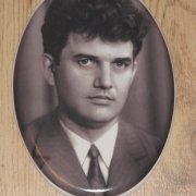 На фото изготовление портрета на металлокерамике. Ритуальный медальон на памятник, размеры овала для памятника 13 х 18 см. Цена медальона на керамике 160 грн. Изготовление овала для памятника 2 недели.