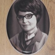 На фото медальон для памятника; размер медальона на памятник 13 х 18 см. Цена медальона на памятник 160 грн. Изготовление медальона для памятника 2 недели.