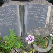 Памятники на кладбище