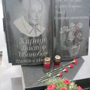 Памятники на кладбище