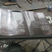 Памятники на кладбище