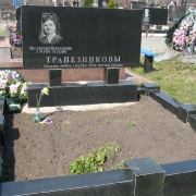 Типичный памятник на кладбище в Пирогово, размер 160 х 70 х 8 см. В проект памятника входит наборной цоколь, комбинированный из бруса и кубов чёрного габбро и памятник с мощным пьедесталом на столбцах. Фото памятника после установки.