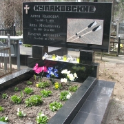 Памятник на троих на Пироговском кладбище. Размер памятника: 180 х 80 х 10 см. Цена памятника не разглашается по согласованию с заказчиком. Изготовление авторских памятников на одного в Киеве. Стиль и дизайн памятника разрабатывается нашими художниками в офисе ЧП Прядко в Киеве.
