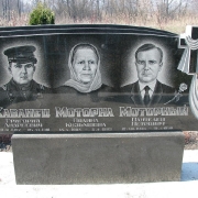 Резной памятник на троих. Размер памятника: 160 х 70 х 10 см., с высоким надёжным пьедесталом. Материал - чёрный габбро Букинского месторождения. Установка памятника на одном из кладбищ Киевской области.