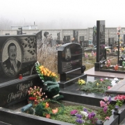 Индивидуальный памятник на одного. Размер памятника: 100 х 70 х 8 см. Необычное художественное оформление памятника заставляет прохожего остановиться. Красивые памятники на кладбищах Киева: изготовление ЧП Прядко.