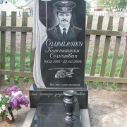 Типичный памятник на одного с крестом и полотенцем. Памятник оформлен красивым портретом ручного боя и красивой надписью. Художественные работы на памятнике сделаны вручную, мастерами ЧП Прядко.