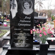Типовый памятник на одного с крестом. Размеры памятника: 160 х 60 х 8 см. Детали памятника оформлены полотенцем, свисающим с  креста. Памятник изготовлен из чёрного габбро Букинского месторождения. Гарантия на памятник 10 лет.