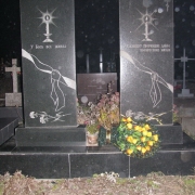 Зеркальные памятники, тыльная сторона. На фото готовые памятники, смонтированные на Южном кладбище. Изготовление памятников из гранита в Киеве, под заказ в ЧП Прядко. Гарантия на памятники10 лет.