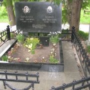 Фото памятника на кладбище. Размеры памятника - 130 х 90 см. Купить памятник в Киеве, можно на складе ЧП Прядко.