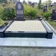 На фото памятник на одного с портретом. Размеры одинарного памятника - 125 х 60 х 8 см. Стоимость памятника на одного - 9 тыс. грн.