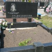Типичный памятник на кладбище в Пирогово, размер 160 х 70 х 8 см. В проект памятника входит наборной цоколь, комбинированный из бруса и кубов чёрного габбро и памятник с мощным пьедесталом на столбцах. Фото памятника после установки.