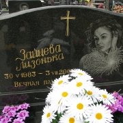 Памятник волна на одного. Размер памятника: 110 х 70 х 8 см., с двумя тумбами из чёрного габбро. Место установки памятника - городское кладбище Берковцы в Киеве. Фото памятника на кладбище, после его установки.