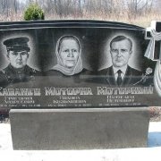Резной памятник на троих. Размер памятника: 160 х 70 х 10 см., с высоким надёжным пьедесталом. Материал - чёрный габбро Букинского месторождения. Установка памятника на одном из кладбищ Киевской области.