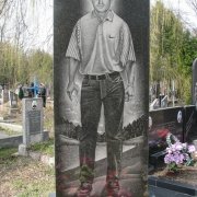 Типичный памятник в полный рост. Размер памятника: 200 х 80 х 10 см., с пьедесталом из чёрного габбро Букинского месторождения. Цена памятника, согласно изготовленного проекта. Купить готовый памятник, вы можете на складе ЧП Прядко в Киеве.