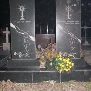 Зеркальные памятники, тыльная сторона. На фото готовые памятники, смонтированные на Южном кладбище. Изготовление памятников из гранита в Киеве, под заказ в ЧП Прядко. Гарантия на памятники10 лет.