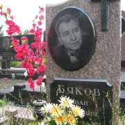 Вариант типичного памятника мужчине. Индивидуальный памятник на одного с крестом, размер 120 х 60 х 10 см. с тумбой. Памятник с врезным портретом мужчины, цена с установкой на кладбище 17 тыс. грн.