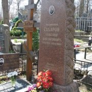 Типичный резной памятник на кладбище. Обапол из красного гранита, размер 180 х 60 х 25 см. с тумбой 70 х 30 х 30 см. Создание авторских композиций из гранита в Киеве, с установкой под ключ на кладбищах Украины.
