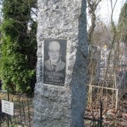 Вариант памятника в форме колонны. Этот памятник в форме обапола из пятнистого Корненского гранита; размер обапола 220 х 50 х 40 см. с врезным портретом и надписью. Установка обапола на кладбище Берковцы в Киеве.