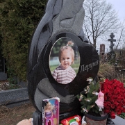 Памятник маленькой девочке, высота 120 см.