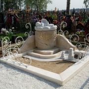 Детский памятник в виде спящего ангела, фото после установки на кладбище. Купить готовую скульптуру ангела, можно в магазине Ритуальной скульптуры в Киеве сегодня. Стоимость памятника ребёнку, согласно проекта и договора.