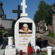 Мраморный памятник девочке с крестом по авторскому проекту. Цена детского памятника $ 2 тыс. Установка памятника на городском кладбище Берковцы в Киеве. Продажа детских памятников со склада ЧП Прядко, ул . Стеценко, 18.