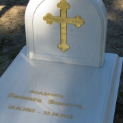Детский памятник из белого мрамора. Фото памятника ребёнку на кладбище. Художественное оформление памятника сусальным золотом. Доступная цена памятника ребёнку $1.5 тыс. Заказать памятник ребёнку из мрамора, можно в офисе ЧП Прядко в Киеве сегодня.