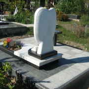 Памятник младенцу после установки на кладбище. Размер памятника ребёнку: 120 х 70 х 15 см. Доступная цена памятника ребёнку.