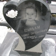 Памятник ребёнку в форме слезы и сердца. Детский памятник с ангелочками из белого мрамора оформлен красивым портретом и прописной надписью. Цена детского памятника с портретом и надписью 11 тыс. грн.