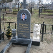 На фото, памятник ребёнку со скульптурой ангела. Скульптура ангела гармонично дополняет детский памятник; памятник оформлен фарфоровым медальоном и красивым прописным шрифтом с позолотой. Цена детского памятника под ключ составляет $1 тыс.