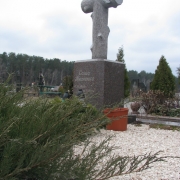 Гранитный крест ребёнку в виде дерева; установка детского памятника на Южном кладбище в Киеве. Периметр могилы оформлен цоколем из гранита с засыпкой мраморной крошкой, после его монтажа на кладбище.