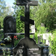 Детский памятник с православным крестом из чёрного габбро, установлен на городском кладбище берковцы в Киеве. Памятник ребёнку оформлен красивым портретом и надписью.