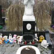 Детские памятники из мрамора: изготовление, доставка и установка на кладбище.  Оформление детских могил красивыми и качественными памятниками. Гарантия ЧП Прядко на детали памятников и их установку на кладбище, 10 лет.