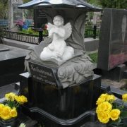 Детский памятник со скульптурой ангела. Фото ангела из белого мрамора, установленного на городском кладбище Берковцы в Киеве.