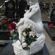Мраморный памятник скульптура девушке. Установка памятника девушке; Совское кладбище в Киеве. Изготовление мраморных памятников и скульптур, гарантия на все виды работ 10 лет. Заказать детский памятник в Киеве, вы можете в офисе ЧП Прядко.