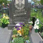 Фото детского памятника на кладбище. Памятник ребёнку с портретом. Детский памятник из чёрного габбро.