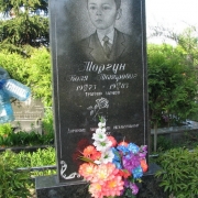 Памятник ребёнку с портретом на кладбище. Памятники детям из чёрного габбро; изготовление в Киеве.