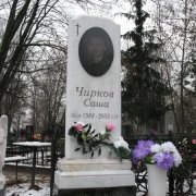 Детский памятник из мрамора. Фото на кладбище после установки на могилу. Цена памятника ребёнку $1 тыс.; купить памятник можно на складе ЧП Прядко в Киеве. 