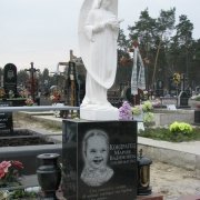 Фото детского памятника, установка на Лесном кладбище в Киеве. Изготовление памятников детям под заказ. Цена детского памятника со статуей ангела 17 тыс. грн. Заказать памятник в Киеве вы можете в офисе ЧП Прядко.