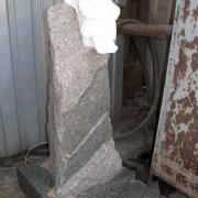Детский памятник из гранита. Фото изготовления памятника из гранита. Цена памятника со скульптурой - 27 тыс. грн.