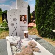 Фото памятника ребенку. Установка на одном из кладбищ Киевской области.