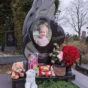 Памятник ребёнку, фото на кладбище.
