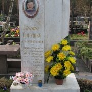 Памятник мальчику из мрамора. Индивидуальное оформление детского памятника, виде двух мраморных колонн с фарфоровым медальоном, создаёт законченный готовый комплекс из белого мрамора. Цена на памятник договорная, согласно проекту.