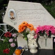 Памятник мальчику из мрамора. Рельефный шрифт на памятнике ещё раз подчёркивает индивидуальное оформление и высшую степень ответственности за работу мастеров ЧП Прядко. Фото памятника, установленного на кладбище в Киеве.